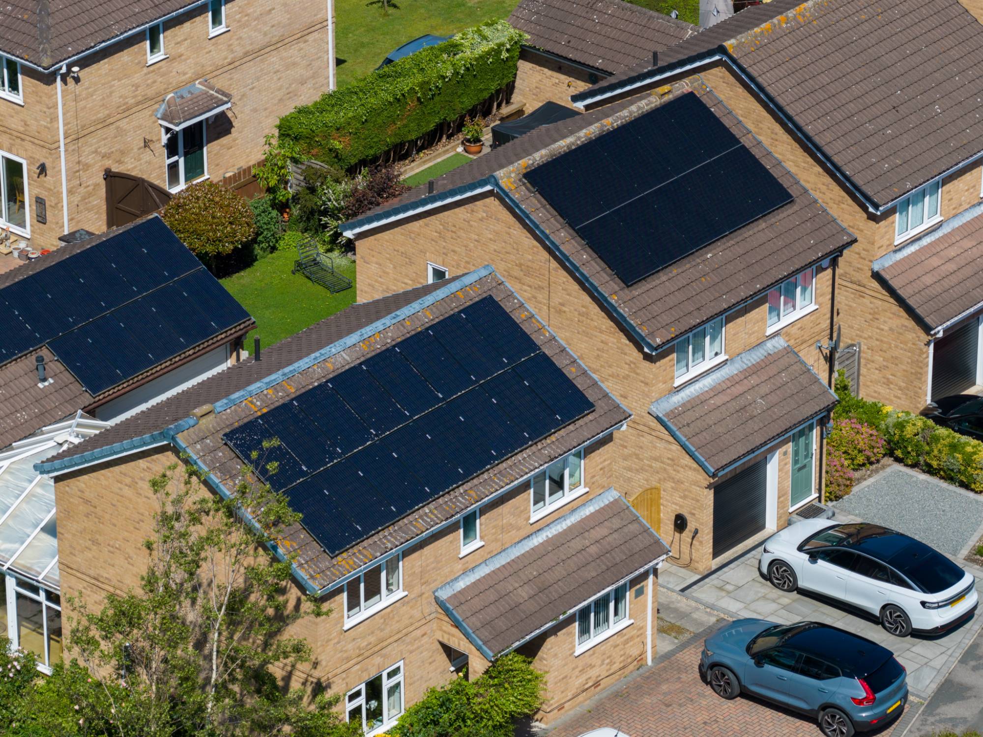 Wohnsiedlung mit Photovoltaikanlagen auf den Dächern