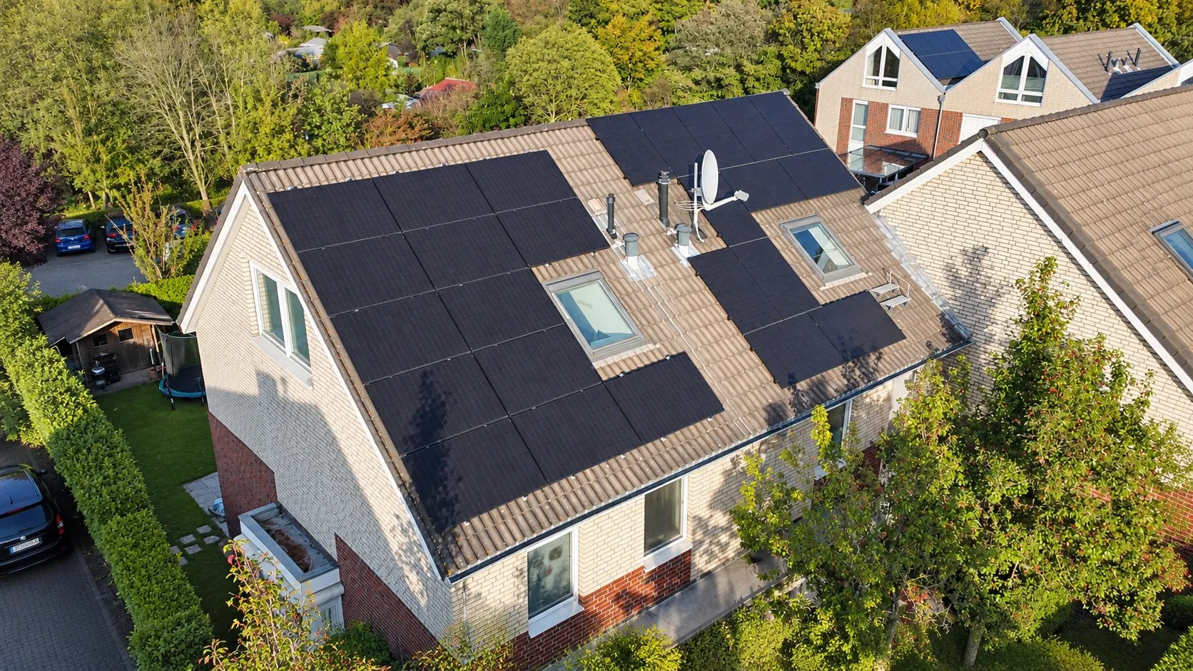 Wohnhaus mit schwarzen Full-Black-Solarmodulen auf dem Satteldach, Drohnenaufnahme