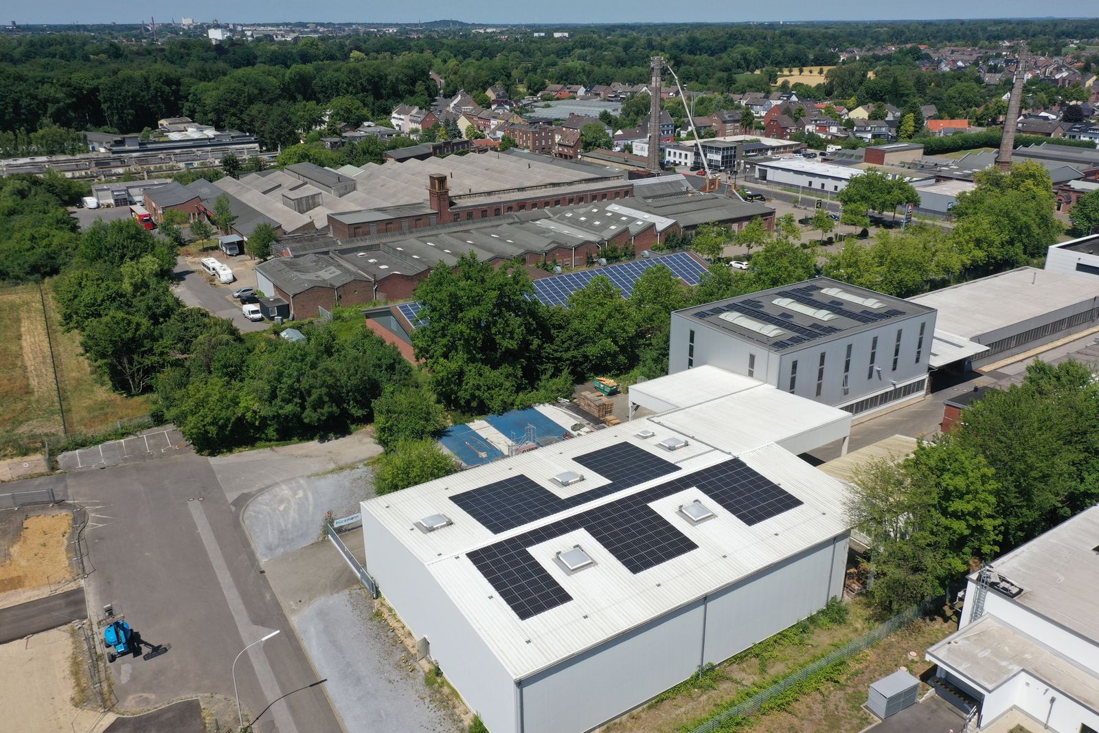 Halle im Gewerbegebiet mit Photovoltaik auf dem Dach, Luftaufnahme