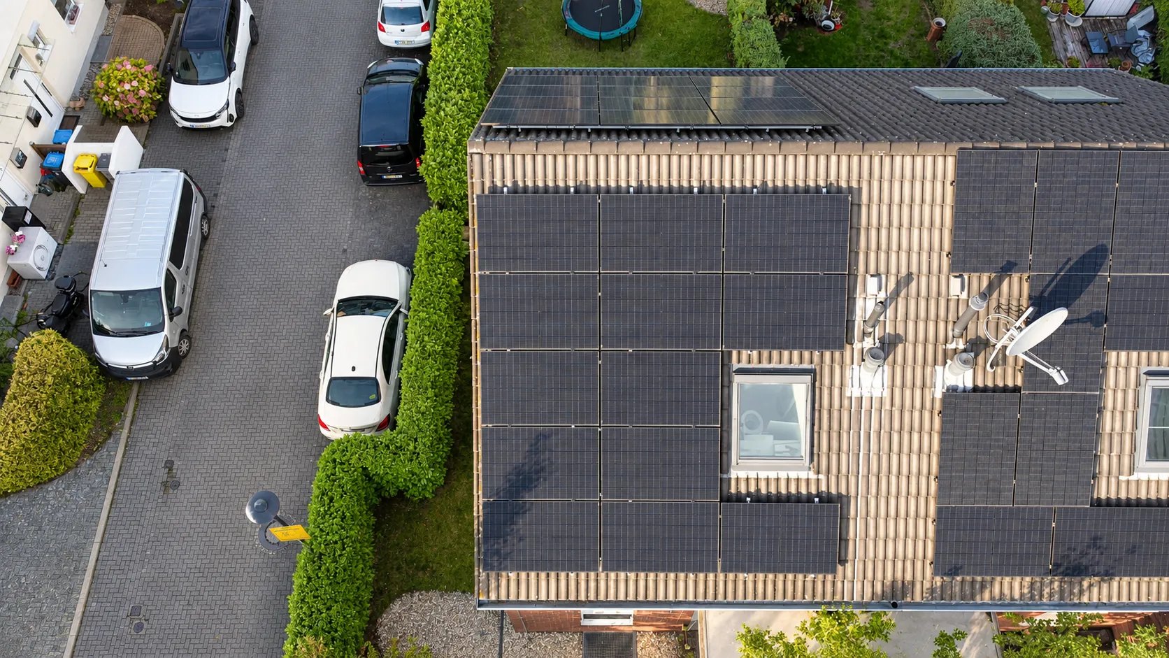 Reihenhausdach mit Photovoltaikanlage von oben, Drohnenaufnahme